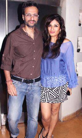 अभिनेत्री रविना टंडन चित्रपट वितरक अनिल थडानीशी विवाहबद्ध झाली. 2003 मध्ये ओळख झाल्यानंतर वर्षभरात तिने दोनाचे चार हात केले.