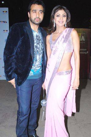 अभिनेत्री शिल्पा शेट्टीने बिझनेसमन राज कुंद्रासोबत नोव्हेंबर 2009 मध्ये लग्न केलं.