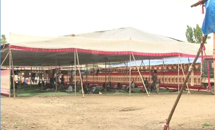 संस्थानच्या वतीनं ठिकठिकाणी वॉटरप्रूफ मंडप उभारण्यात आले आहेत. 