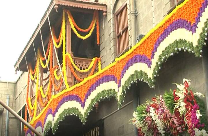साई समाधी मंदिर आणि परिसरात आकर्षक फुलांची सजावट करण्यात आली आहे. 