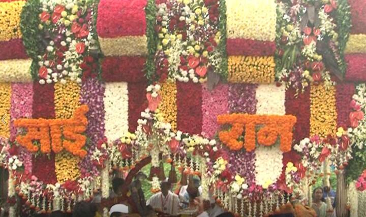 पालखीवर केलेल्या आकर्षक फुलांच्या सजावटीनं सर्वाचे लक्ष वेधले होते 