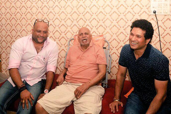 sachin tendulkar meet his childhood coach ramakant aachrekar on gurupornima occation गुरुपौर्णिमा : सचिन आचरेकर सरांच्या भेटीला