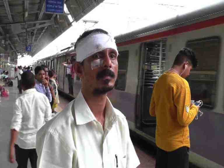 Passenger beaten by other passengers in Diva Railway Station दिवा स्टेशनवर टोळक्याची प्रवाशाला मारहाण