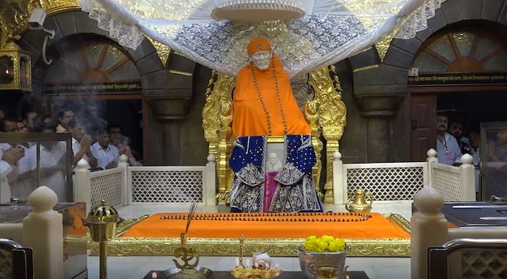 चंद्रग्रहण असल्‍यामुळे श्रींच्‍या शेजारतीनंतर समाधी मंदिर बंद राहणार आहे.