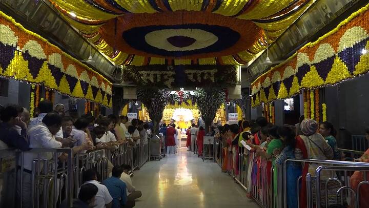 साई मंदिराच्या गाभाऱ्यात फुलांची सजावट करण्यात आली आहे. 