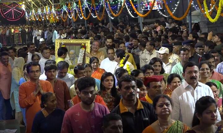  द्वारकामाईपासून गाव प्रदक्षिणेसाठी पालखी मिरवणूक काढण्यात आली