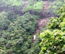 रायगडमधील पोलादपूर घाटात बस दरीत कोसळली, 32 जणांचा मृत्यू