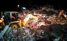 गाझियाबादमध्ये पाच मजली इमारत पत्त्यासारखी कोसळली