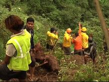 पोलादपूर बस दुर्घटनेतील 30 मृतदेह घाटातून बाहेर काढले
