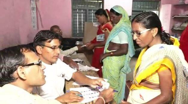 voting for alcohol ban women's registered historic victory दारुबंदीसाठी गावात मतदान, महिलाशक्तीचा एकतर्फी विजय