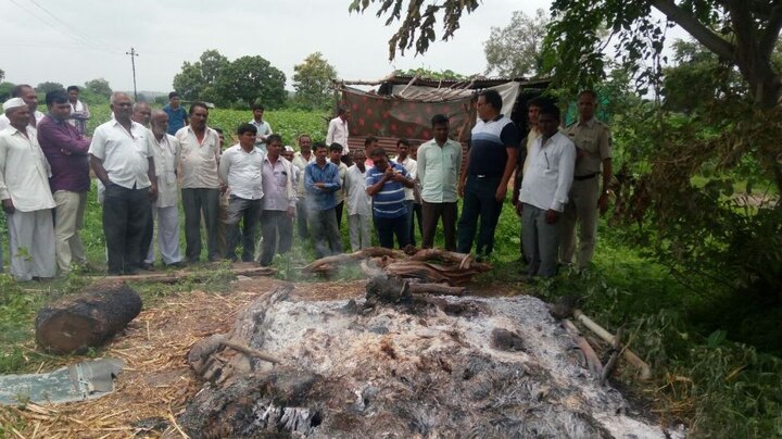 Buldana : Young farmer commits suicide by consuming poison सरण रचून विष प्यायला, बुलडाण्यात तरुण शेतकऱ्याची आत्महत्या