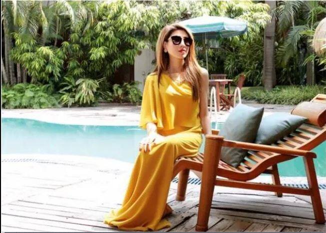 हिना परवेज बट : हिना पाकिस्तानच्या सर्वात सुंदर राजकीय महिला नेत्यांपैकी एक आहेत. हिना पाकिस्तानच्या लाहोर युनिव्हर्सिटीमधून मॅनेजमेंट सायन्समधून गोल्ड मेडलिस्ट आहेत. पाकिस्तानातून कौटुंबिक हिंसा आणि बालविवाह यांसारख्या समस्या दूर करण्यासाठी काम करत आहेत.