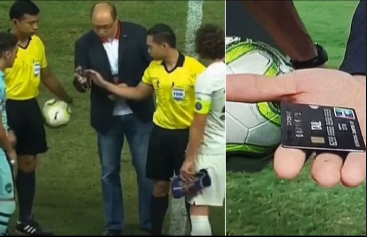 Referee use credit card for toss in a football match फुटबॉल सामन्यात नाणेफेकीसाठी चक्क क्रेडिट कार्डचा वापर