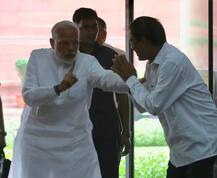 VIDEO : पाया पडायला आलेल्या खासदाराच्या पाठीवर मोदींचा धपाटा