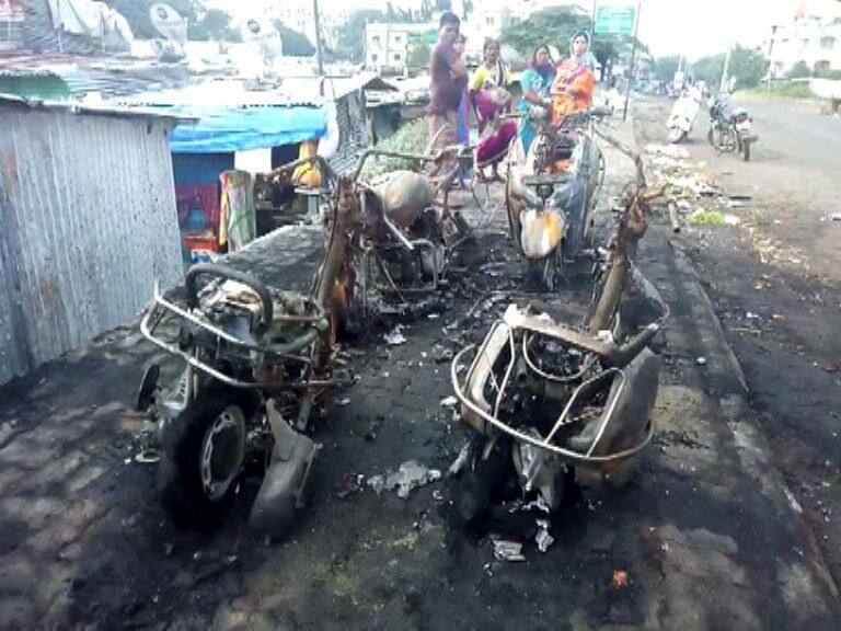 ‘येता जाता टपली मारतो’, मुलाने शेजाऱ्याची गाडी पेटवली Four bikes burnt in chinchwad, one arrested ‘येता जाता टपली मारतो’, मुलाने शेजाऱ्याची गाडी पेटवली