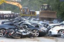 ...म्हणून फिलीपाईन्समध्ये 68 आलिशान गाड्यांवर बुलडोझर फिरवला