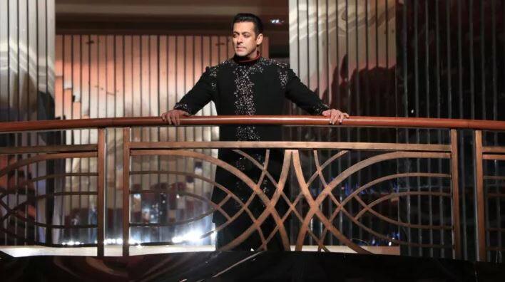 सलमान आणि कतरिना लवकरच 'भारत' या सिनेमात एकत्र दिसतील. एक सुशील आणि सुंदर मुलगी, जिचं नाव आहे कतरिना कैफ... ‘भारत’मध्ये स्वागत आहे तुझं,’असं म्हणत सलमानने भारत सिनेमात कतरिनाचं स्वागत केलं. (फोटो सौजन्य: मानव मंगलानी) 