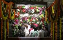 भक्तांनी 2 ट्रक सुगंधी फुलांनी केली विठ्ठल मंदिराची सजावट