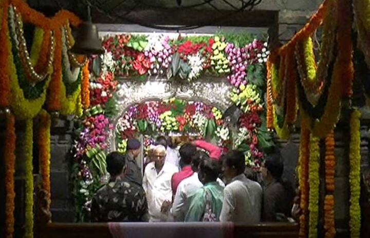 पुणे जिल्ह्यातील सासवडच्या एका विठ्ठलभक्तानं तब्बल 2 ट्रक सुगंधी फुलांनी पंढरपुरच्या विठ्ठल मंदिराची सजावट केली आहे. 