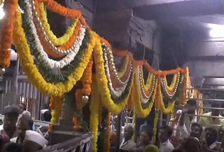  सजावटीमुळं मंदिराचं सौंदर्य अधिकच खुलून दिसत आहे. 