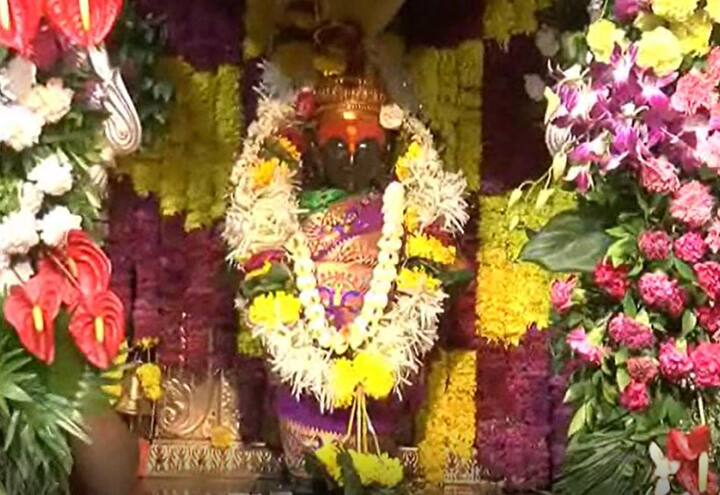 रुख्मिणीच्या मुर्ती आणि गाभाराही फुलांनी सजवला आहे.