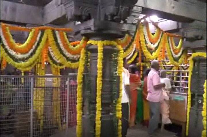 पुणे जिल्ह्यातील माळी समाजाच्या वतीनं अनेकवेळा मंदिरात फुलांची सजावट केली जाते. 