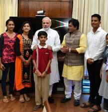 कोल्हापुरातील विद्यार्थ्यांनी घेतली पंतप्रधान नरेंद्र मोदींची भेट