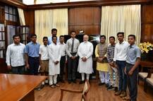 कोल्हापुरातील विद्यार्थ्यांनी घेतली पंतप्रधान नरेंद्र मोदींची भेट