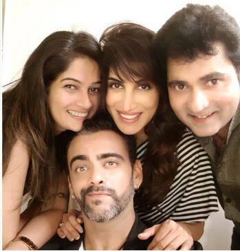 पार्टीमध्ये 'बिग बॉस मराठी' मधील सर्व स्पर्धक भांडण-तंटे विसरुन गुण्या गोविंदाने एकत्र हसता-खिदळताना दिसत आहेत