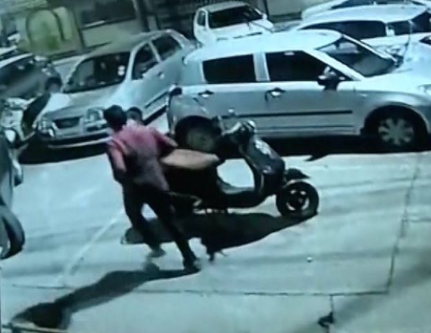 Boyfriend firing on girlfriend after breakup in Delhi ब्रेकअपनंतर बॉयफ्रेंडची सटकली, गर्लफ्रेंडवर घरात घुसून गोळी झाडली
