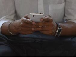 मोबाईलवर जास्त वेळ घालवताय? ‘या’ आजाराचा धोका