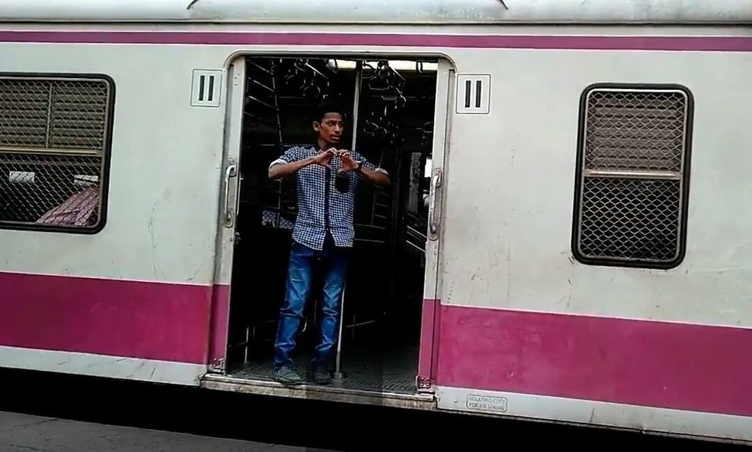 kiki challenge in mumbai local, police searching youth धावत्या लोकलमध्ये किकी चॅलेन्ज, पोलिसांकडून तरुणाचा शोध सुरु