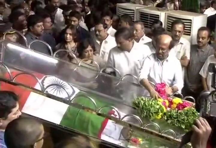साउथ सुपरस्टार रजनीकांत यांनी करुणानिधी यांचं अंतिम दर्शन घेतलं. 