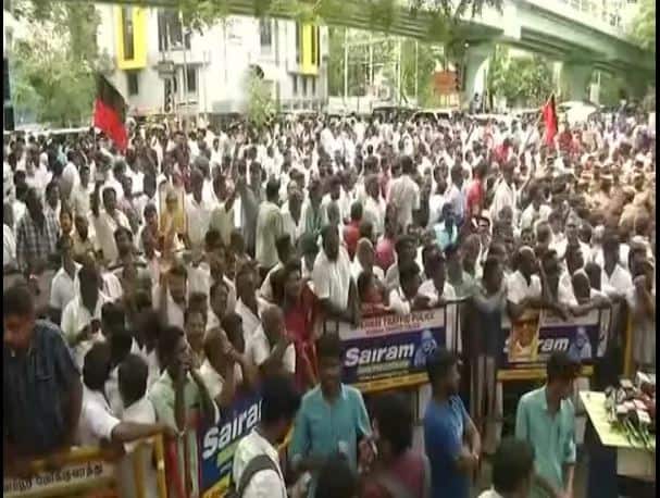 करुणानिधींच्या निधनाने तामिळनाडू शोकसागरात बुडालं आहे. राज्य सरकारने दुखवटा जाहीर केला आहे. तामिळनाडूतील सर्व दारु दुकाने आणि थिएटर्स बंद करण्यात आली आहेत.