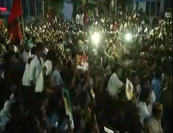 करुणानिधी यांना 28 जुलै रोजी चेन्नईतील कावेरी रुग्णालयात उपचारासाठी दाखल करण्यात आले होते. 