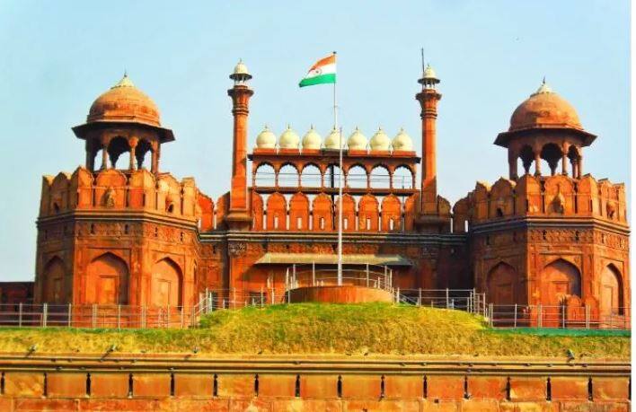 ताजमहलसोबत आणखी आठ ऐतिहासिक इमारतींच्या एन्ट्री फीमध्ये वाढ करण्यात आली आहे. लाल किल्ला आणि कुतूबमिनार पाहण्यासाठीही पर्यटकांना जास्त पैसे मोजावे लागणार आहेत. -गूगल फ्री इमेज