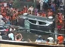 VIDEO : धक्का लागल्याने कावड वाहणाऱ्यांनी गाडी फोडली