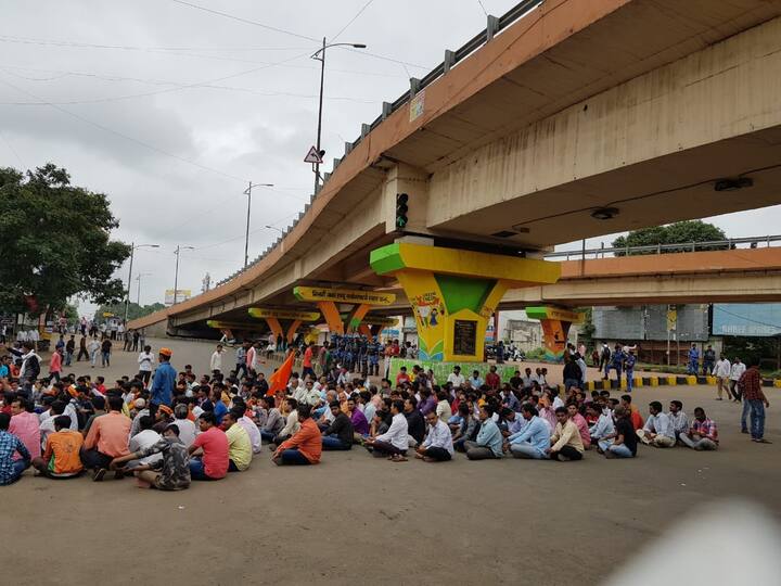 आंदोलकांचं रस्त्यावर ठिय्या आंदोलन