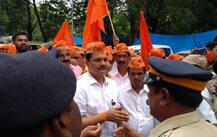 आमदार प्रकाश आबिटकर विधानभवनासमोर मांडी घालून बसले!