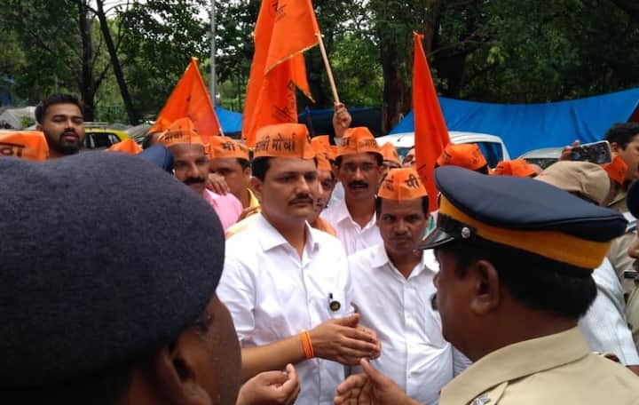 कोल्हापूरचे शिवसेना आमदार प्रकाश आबिटकर यांनी मराठा मोर्चाने पुकारलेल्या बंदला पाठिंबा देण्यासाठी, मुंबईत विधानभवनावर धडक मोर्चा काढला. 