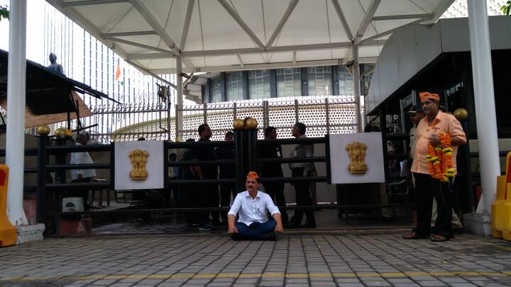 आमदार आबिटकर यांच्यासोबत भुदगरड प्रतिष्ठानचे अध्यक्ष दयानंद भोईटे आणि कार्यकर्ते उपस्थित आहेत. मात्र एकटे आमदार आबिटकर गेटवर आंदोलनाला मांडी घालून खाली बसले आहेत. अन्य कार्यकर्त्यांना पोलिसांनी गाडीत बसवून ठेवलं. 