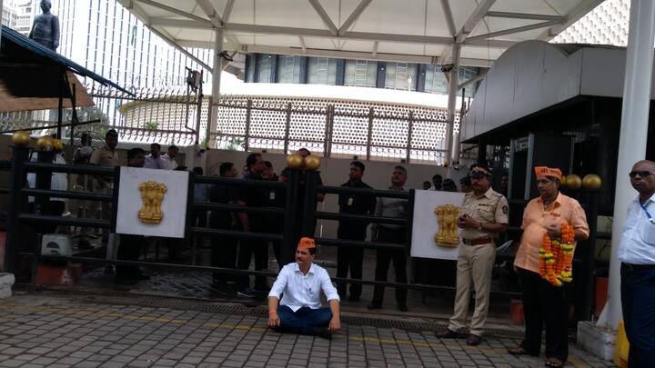 आमदार प्रकाश आबिटकर हे एकटेच विधानभवनाच्या गेटवर ठिय्या देऊन बसले