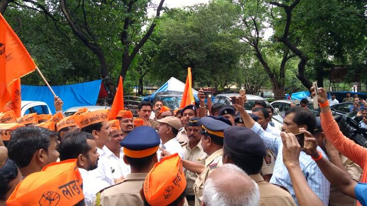 आमदार प्रकाश आबिटकर आज विधानभवनाच्या प्रांगणात छत्रपती शिवाजी महाराज्यांच्या पुतळ्यासमोर आत्मक्लेश आंदोलन करणार होते. यासाठी त्यांनी विधानसभा अध्यक्ष हरिभाऊ बागडे यांच्याकडे परवानगी मागितल. मात्र सुरक्षा राक्षकांकडून त्यांना विधानभवनाच्या  प्रवेशद्वारावर अडवण्यात आलं.