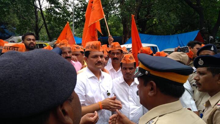 त्यामुळे आमदार प्रकाश आबिटकर यांनी विधानभवन प्रवेशद्वारावर ठिय्या आंदोलन सुरु केलं.