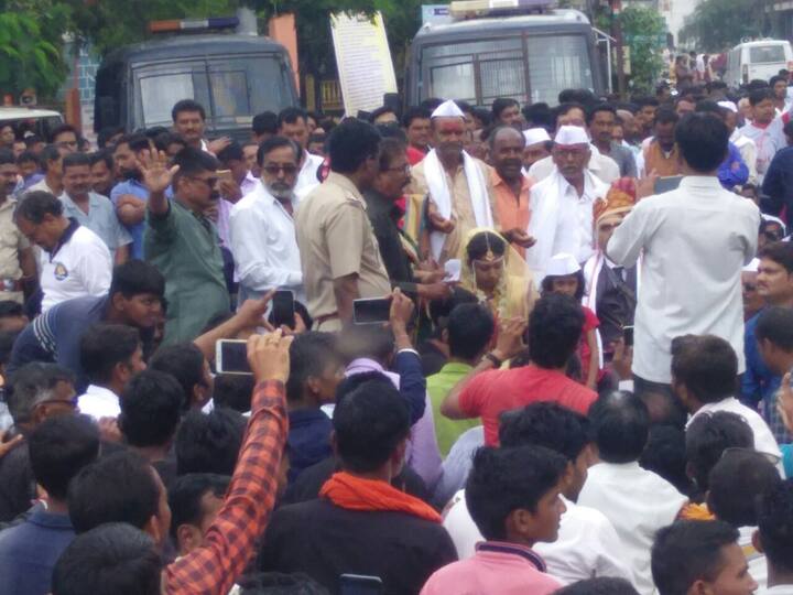 संपूर्ण महाराष्ट्रात आज आरक्षणाच्या मागणीसाठी मराठा समाजानं बंद पुकारला आहे. अकोला जिल्ह्यातही आज सकाळपासूनच या बंदचा परिणाम दिसून येतोय. घोषणा, आंदोलन, रॅली आणि काही ठिकाणच्या तोडफोडीच्या घटनांनी राज्यभरात या बंदची विविध रुपं पाहायला मिळाली.