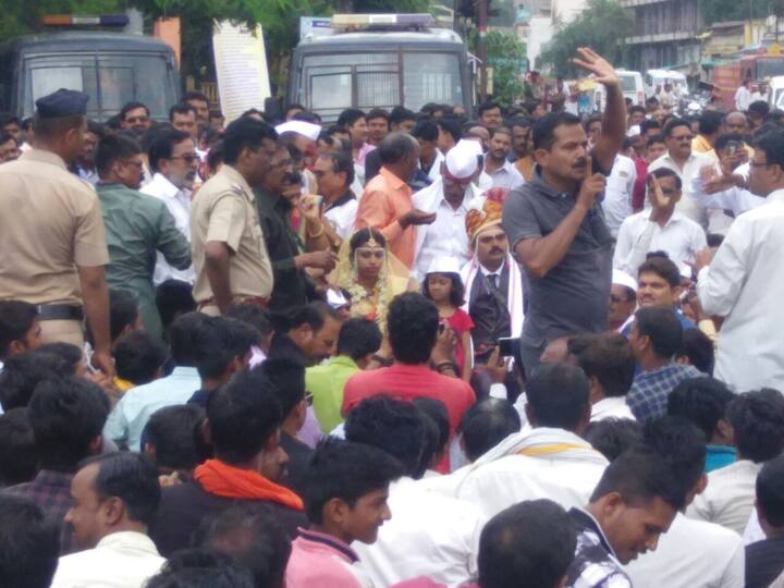 मात्र, अकोला जिल्ह्यातील अकोटमध्ये या आंदोलनाचं एक वेगळंच रुप पहायला मिळालं. मराठा समाजाच्या मागण्या आणि एकीच्या घोषणांनी आसमंत दणाणून गेलं होतं. मात्र आज तेच आंदोलनाचं ठिकाण मंगलाष्टकांच्या मंजुळ स्वरांनी निनादलं.