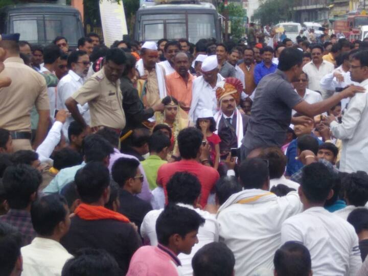 ज्या आंदोलनस्थळी सरकारकडे मागण्यांचं दान मागितलं जात होतं, तिथेच प्रत्येक आंदोलक वधू-वरांना भावी आयुष्यांसाठी शुभेच्छा आणि आशिर्वांदाचं दान देत होतं. अकोट तालुक्यातील देऊळगाव येथील तेजस्विनी गावंडेचा विवाह आज अकोला तालुक्यातील गांधीग्रामच्या अभिमन्यू अढावसोबत होता. अकोट कृषी उत्पन्न बाजार समितीच्या शेतकरी सदनमध्ये हा विवाह आयोजित करण्यात आला होता. या लग्नासाठी दोन्हीकडील पाहुणेमंडळी उपस्थित होते.