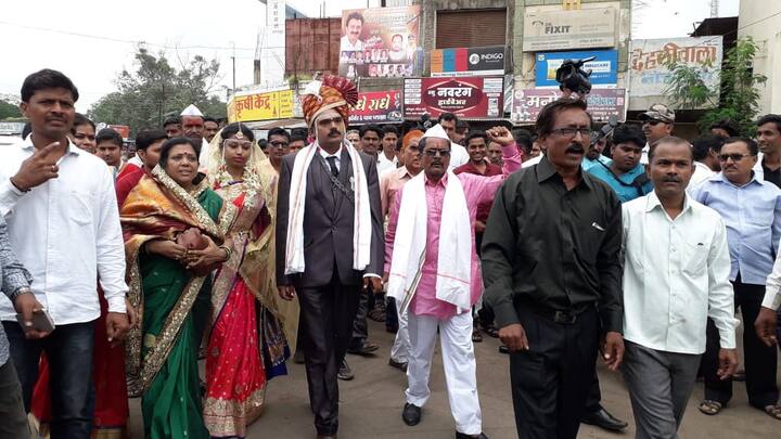वधू-वर आणि पाहुणे मंडळी शिवाजी चौकातील आंदोलनस्थळी दाखल झाले. त्यांनी मराठा समाजाला आरक्षण देण्यासाठी घोषणाही दिल्या. त्यानंतर गडबड सुरु झाली लग्नसोहळ्याची.