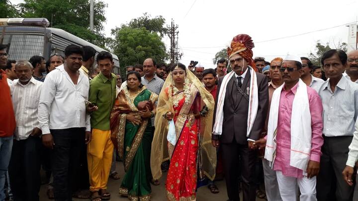 आरक्षणाच्या घोषणांच्या जागी मंगलाष्टकं सुरु झाली. मराठा समाज आणि आंदोलकांच्या साक्षीनं अभिमन्यू आणि तेजस्विनी वैवाहिक जीवनाच्या सूत्रात बांधले गेले.