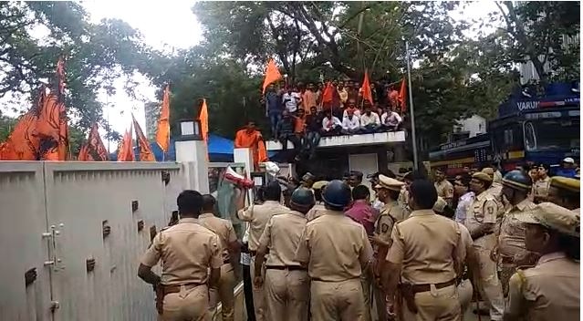 Maharashtra Bandh : Maratha agitators creates ruckus in collector office महाराष्ट्र बंद : पुण्यात आंदोलकांकडून जिल्हाधिकारी कार्यालयाची तोडफोड